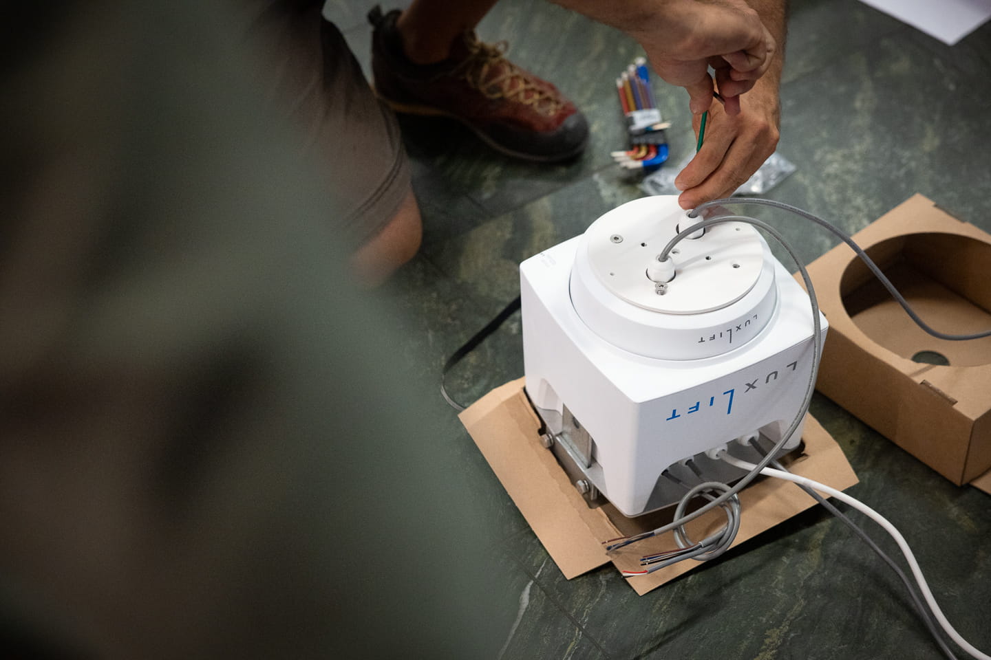 Ein Luxlift Leuchtenlift wird für die Installation am Hauptbahnhof Wien vorbereitet.