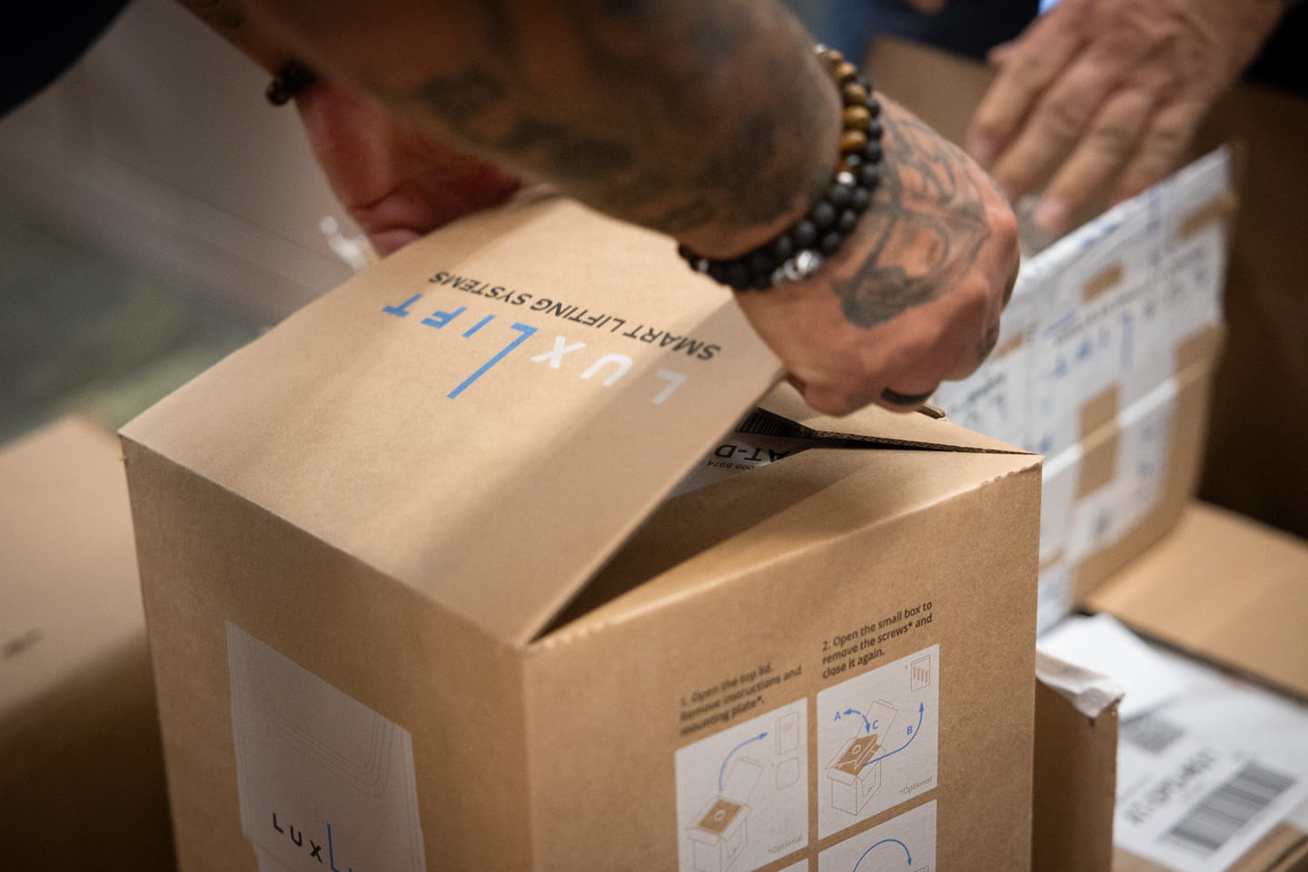 Unpackaging von einem Luxlift Light Leuchtenlift.